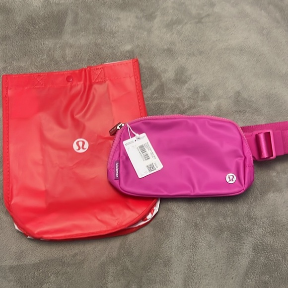 Lululemon everywhere belt bag NEW WITH TAGS..(includes a free bag ) 1L S… - Picture 4 of 7